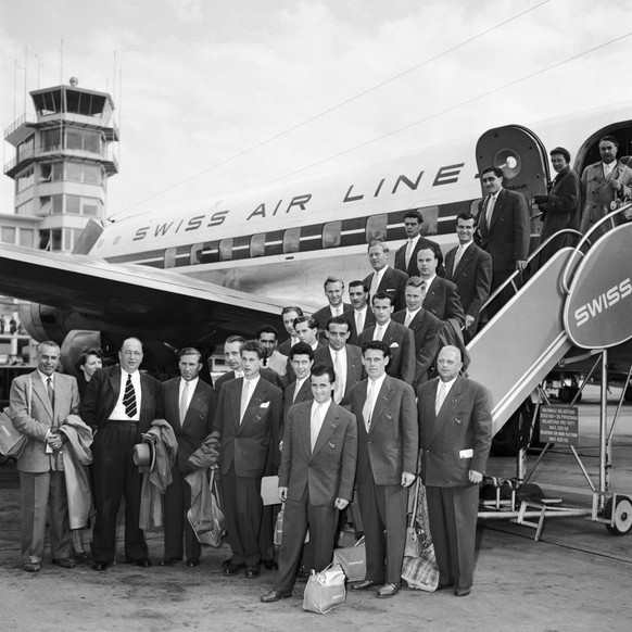 Die Berner Young Boys stehen im Juni 1953 vor der Swissair-Maschine auf dem Flughafen Zuerich-Kloten zu einem Gruppenbild zusammen. Die Mannschaft fliegt zu Freundschaftsspielen in die USA, um dort am ...