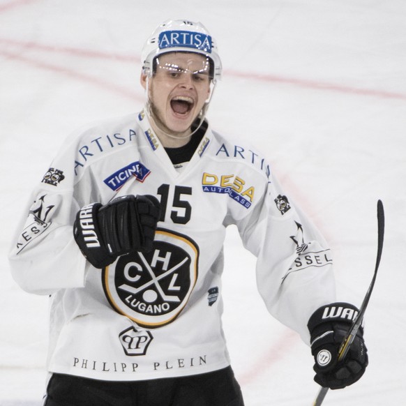 Luganos Gregory Hofmann, Torschuetze zum 3-3, jubelt im dritten Playoff-Halbfinalspiel der Eishockey National League zwischen dem EHC Biel und dem HC Lugano, am Samstag, 31. Maerz 2018, in der Tissot  ...