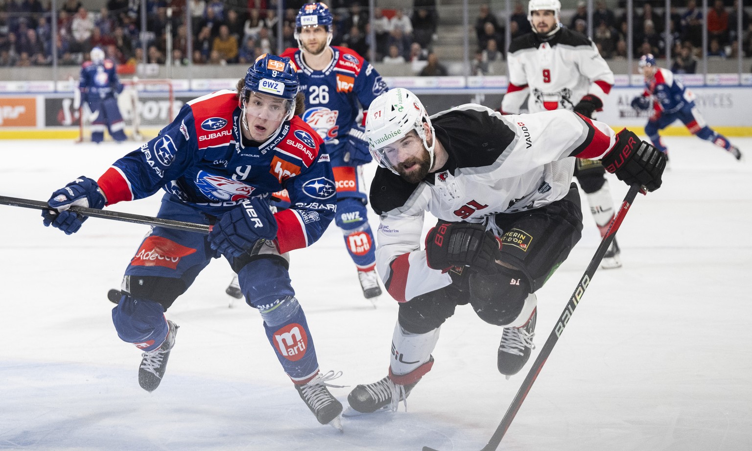 Vinzenz Rohrer (ZSC), links,, kaempft um den Puck gegen Fabian Heldner (LHC), rechts, im dritten Playoff Final Eishockeyspiel der National League zwischen den ZSC Lions und dem Lausanne HC, am Samstag ...