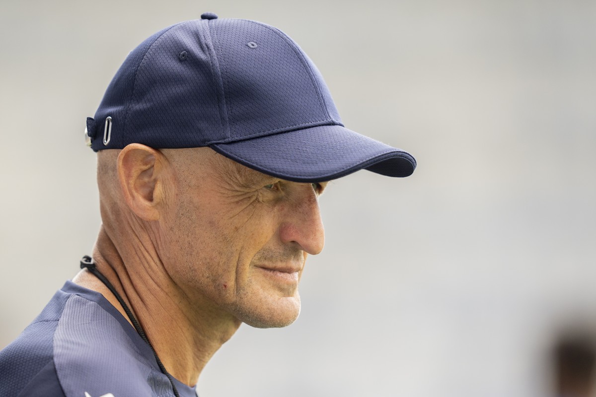 Peter Zeidler, nouvel entraineur du FC Lausanne-Sport (LS), photographie lors d'un entrainement du Lausanne-Sport avant la nouvelle saison de Super League de football le jeudi 26 juin 2025 au sta ...