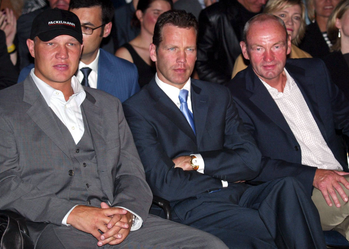 Die Ex-Boxer Axel Schulz (li.), Henry Maske (Mitte) und deren Trainer Manfred Wolke (alle Deutschland) zu Gast bei der Deutschland-Premiere des Kinofilms Ali in Riesa Boxen Herren Filmpremiere 2002, D ...