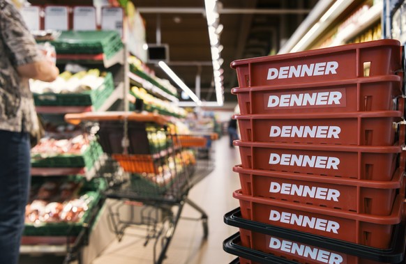 ARCHIVBILD ZU CS-STUDIE ZUM SCHWEIZER DETAILHANDEL -- Shopping baskets with the Denner logo pictured in a branch of retailer Denner in Rueschlikon, canton of Zurich, Switzerland, on May 10, 2016. (KEY ...