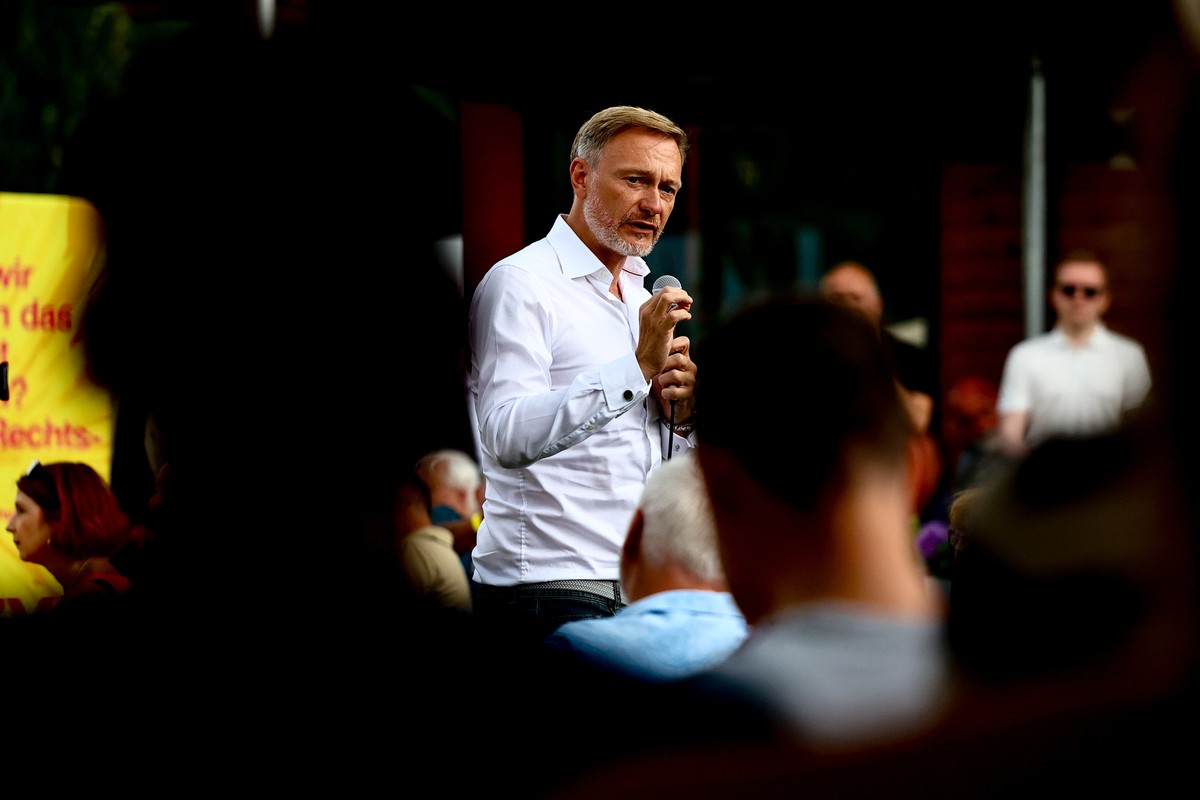 epa11550199 German Finance Minister and FDP party leader Christian Lindner speaks at the Free Democratic Party (FDP) election campaign event in Blankenfelde-Mahlow, Brandenburg, Germany, 15 August 202 ...