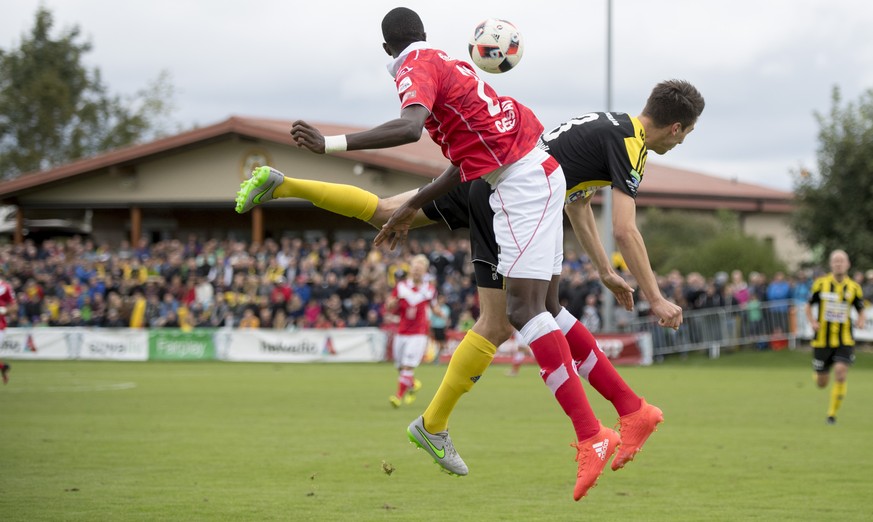 Luganos Assan Ceesay, links, im Spiel gegen Gunzwils Thomas Egli, rechts, waehrend des 1/16 Final Fussball Cup Spiels zwischen dem FC Gunzwil und FC Lugano, am Samstag, 17. September 2016, auf dem Spo ...