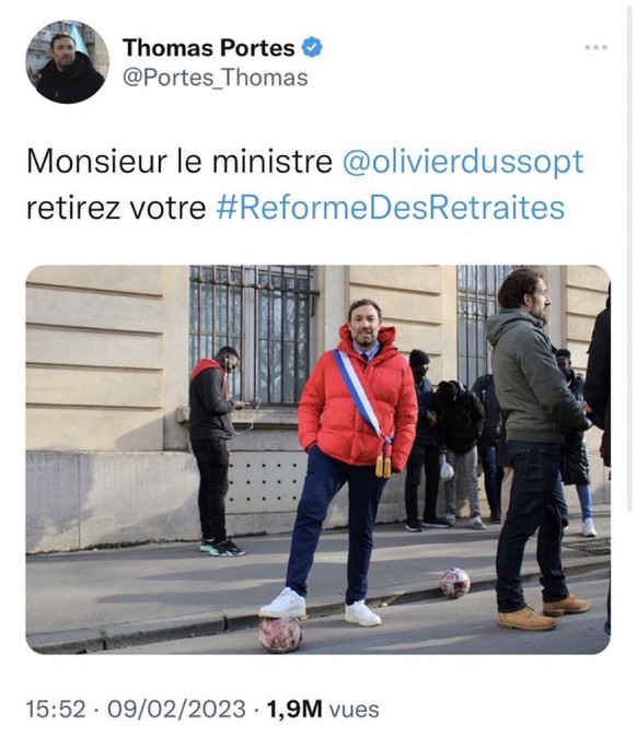 Abgeordneter Thomas Portes posiert auf einem Foto mit dem Fuss auf einem Ball, der den Kopf des französischen Arbeitsministers zeigt.