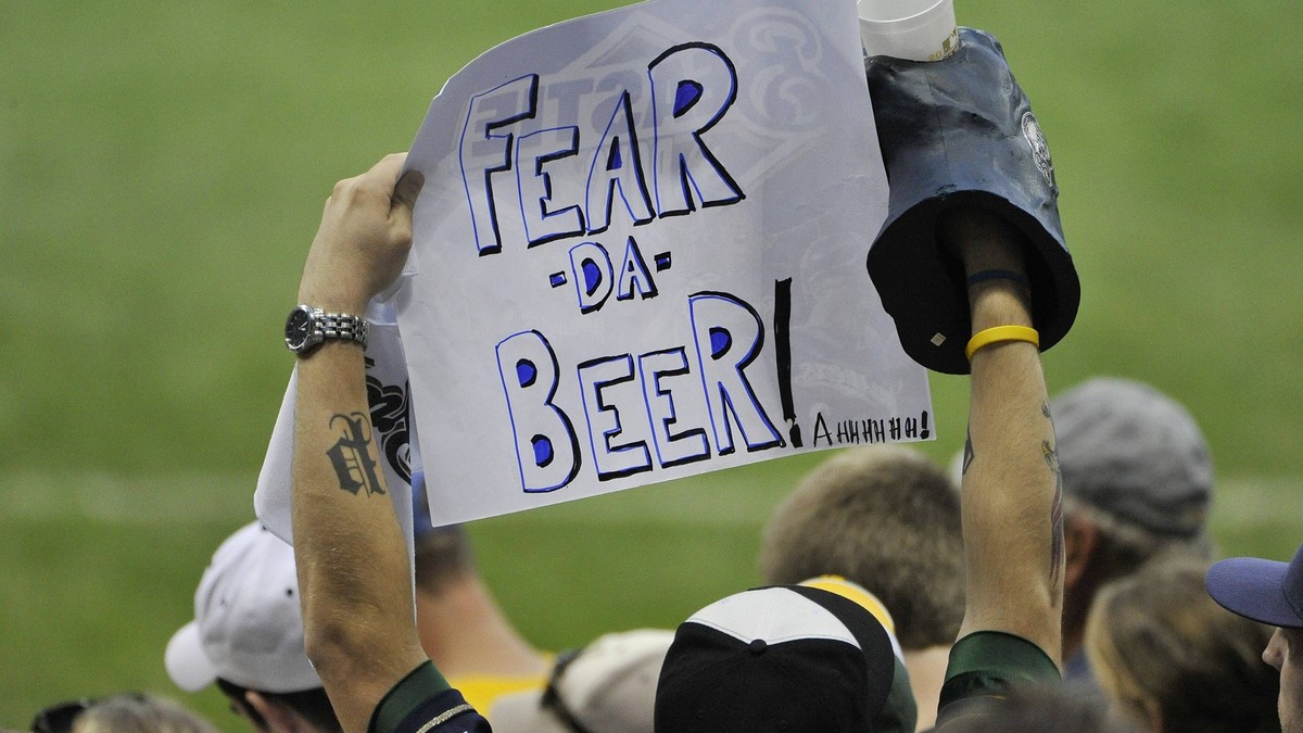 Bildnummer: 08756607 Datum: 09.10.2011 Copyright: imago/UPI Photo
A fan shows a sign during game 1 of the National League Championship Series between the Milwaukee Brewers and the St. Louis Cardinals ...