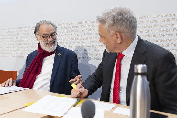 Didier Pfirter, ehemaliger Diplomat, rechts, spricht mit Carlo Sommaruga, Staenderat SP-GE, vor Beginn einer Medienkonferenz zur Lancierung der eidgenoessischen Volksinitiative &quot;Fuer die Anerkenn ...