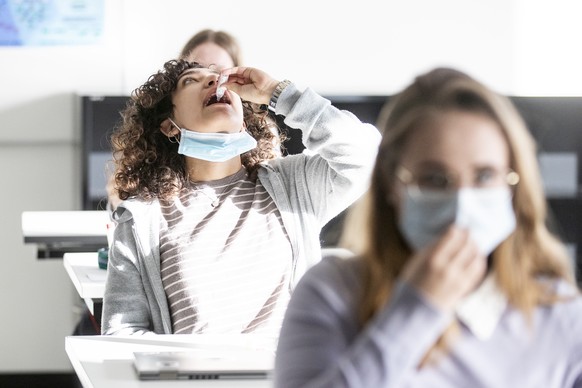 Schuelerinnen und Schueler der Kantonsschule Menzingen bei einem ab heute fuer alle Schueler der Sekundarstufe obligatorischen PCR-Test mittels Speichelprobe, am Donnerstag, 25. Februar 2021, in Menzi ...