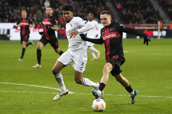 Bochum&#039;s Bernardo, left, challenges Leverkusen&#039;s Florian Wirtz during the German Bundesliga soccer match between Bayer Leverkusen and VfL Bochum at the BayArena in Leverkusen, Germany, Wedne ...