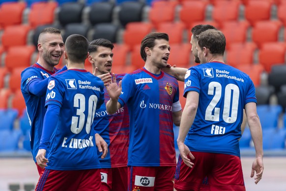 Die Spieler des FCB freuen sich ueber ihr 3:0 im Fussball Meisterschaftsspiel der Super League zwischen dem FC Basel 1893 und dem Servette FC im Stadion St. Jakob-Park in Basel, am Sonntag, 18. April  ...