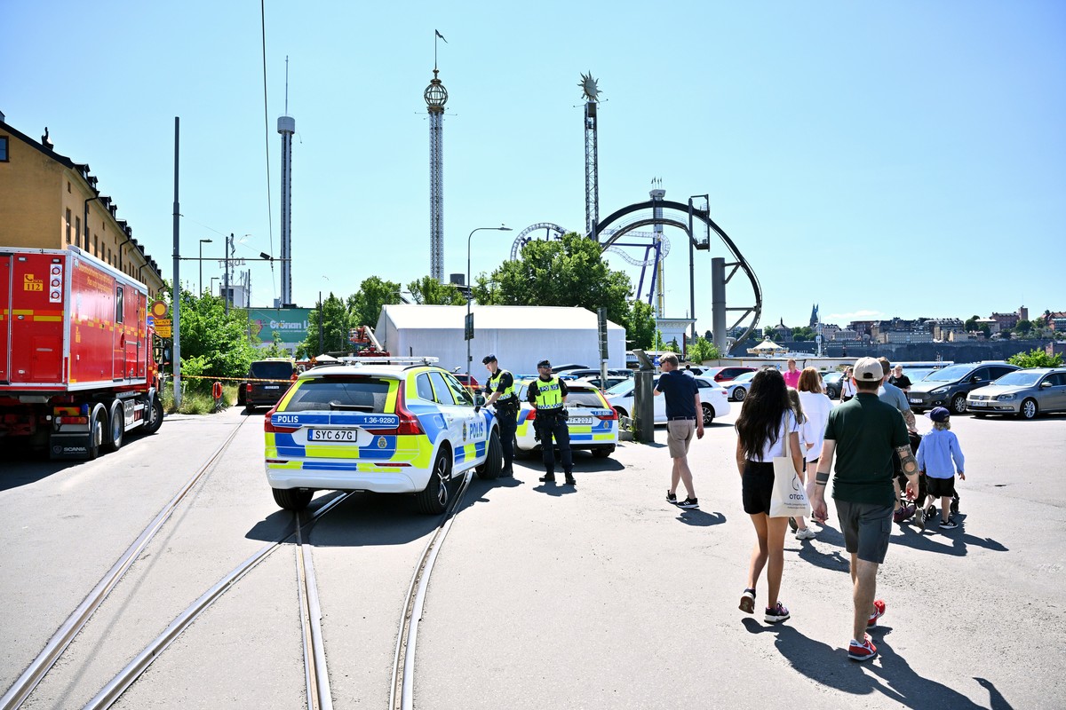 epaselect epa10710478 Police arrive at the scene after a roller coaster accident at Groena Lund amusement park in Stockholm, Sweden, 25 June 2023. At least one person died in the accident on the Jetli ...