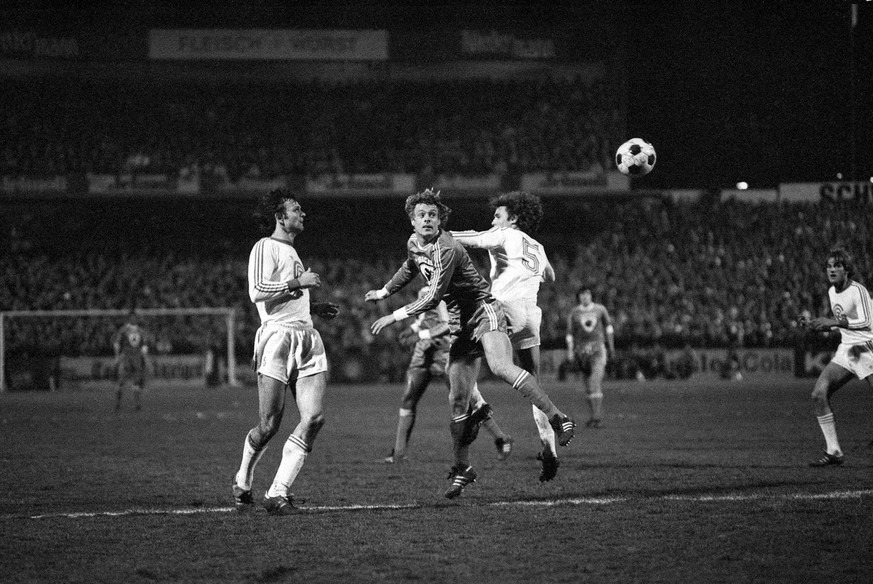 Grosschance fuer einen Angreifer des SC Bastia (dunkles Trikot) im Hinspiel des UEFA Cup Halbfinals gegen die Zuercher Grasshoppers im Hardturm-Stadion von Zuerich, aufgenommen am 29. Maerz 1978. Die  ...