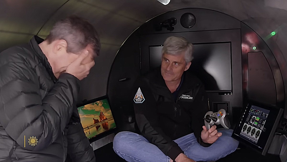 Der US-Reporter David Pogue (links) konnte es nicht fassen, als ihm bei der Besichtigung des Mini-U-Bootes Titan ein kabelloser Gamecontroller als Hauptsteuergerät gezeigt wurde.
