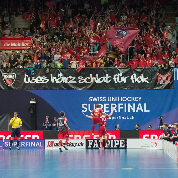 Kloten, Swiss-Arena, 30. April 2016, Unihockey Superfinal der Herren: Floorball Koeniz - Grasshopper Club Zuerich, Koenizer Jubel vor der roten Wand. (www.imagepower.ch / Fabian Trees)