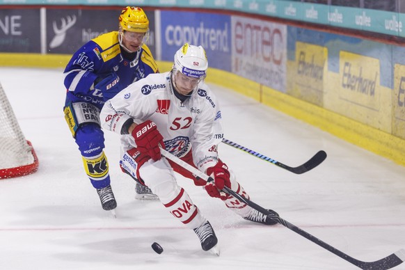 EHC Kloten PostFinance Top Scorer Miro Aaltonen gegen SC Rapperswil-Jona Lakers Verteidiger Philip Holm (#52) waehrend dem Eishockey-Meisterschaftsspiel der National League zwischen den Teams EHC Klot ...