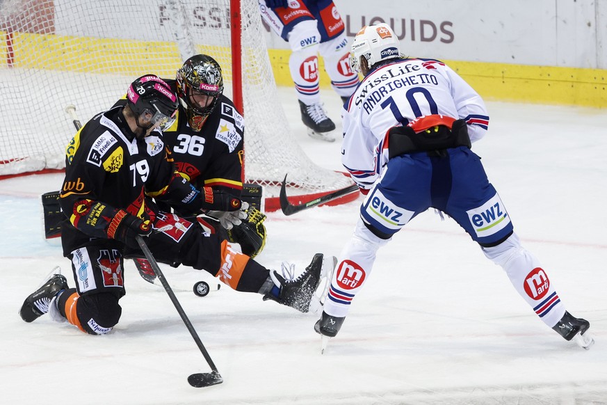 Sven Andrighetto (ZSC) vergibt gegen Torhueter Adam Reideborn (SCB) und Thierry Bader (SCB) im Eishockey Meisterschaftsspiel der National League zwischen dem SC Bern und den ZSC Lions, am Samstag, 21. ...