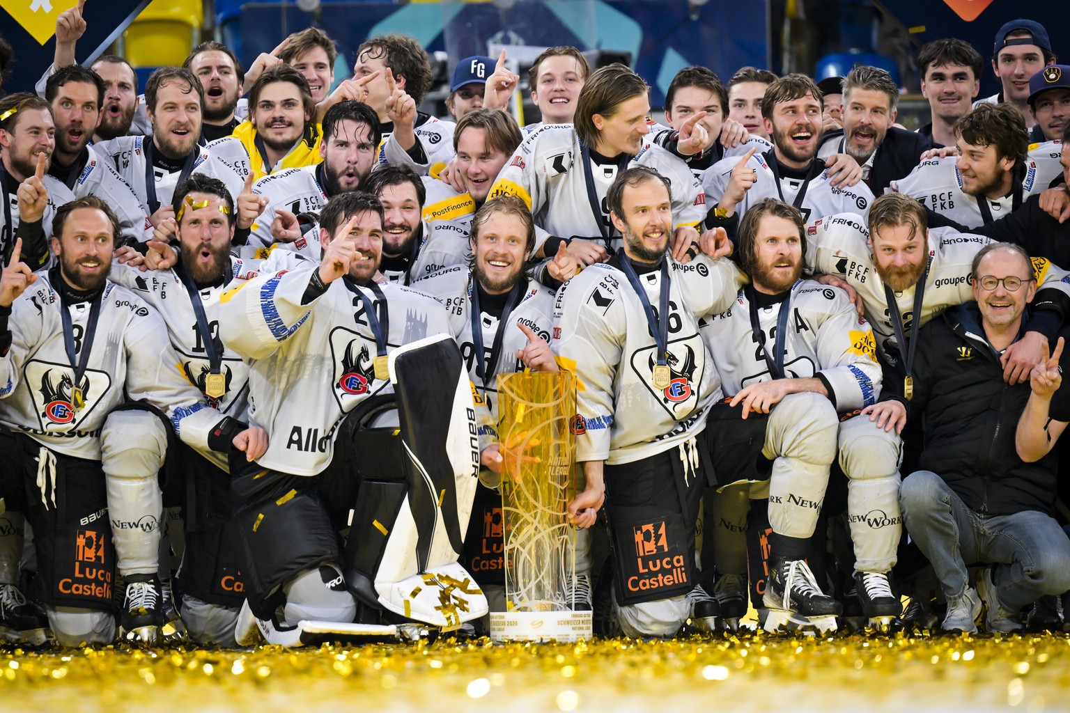 KEYPIX - Die Fribourger Spieler mit Julien Sprunger feiern den Meistertitel mit dem Pokal nach ihrem Sieg gegen Davos in der Verlaengerung im siebten Eishockey Playoff Finalspiel der National League z ...
