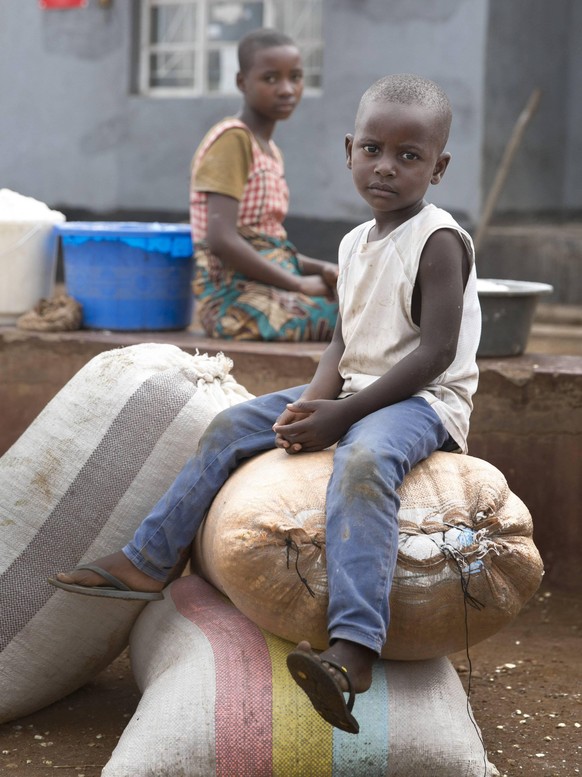 Kinder sitzen auf Getreidesäcken in Malawi. Das Bild wurde 2019 aufgenommen.