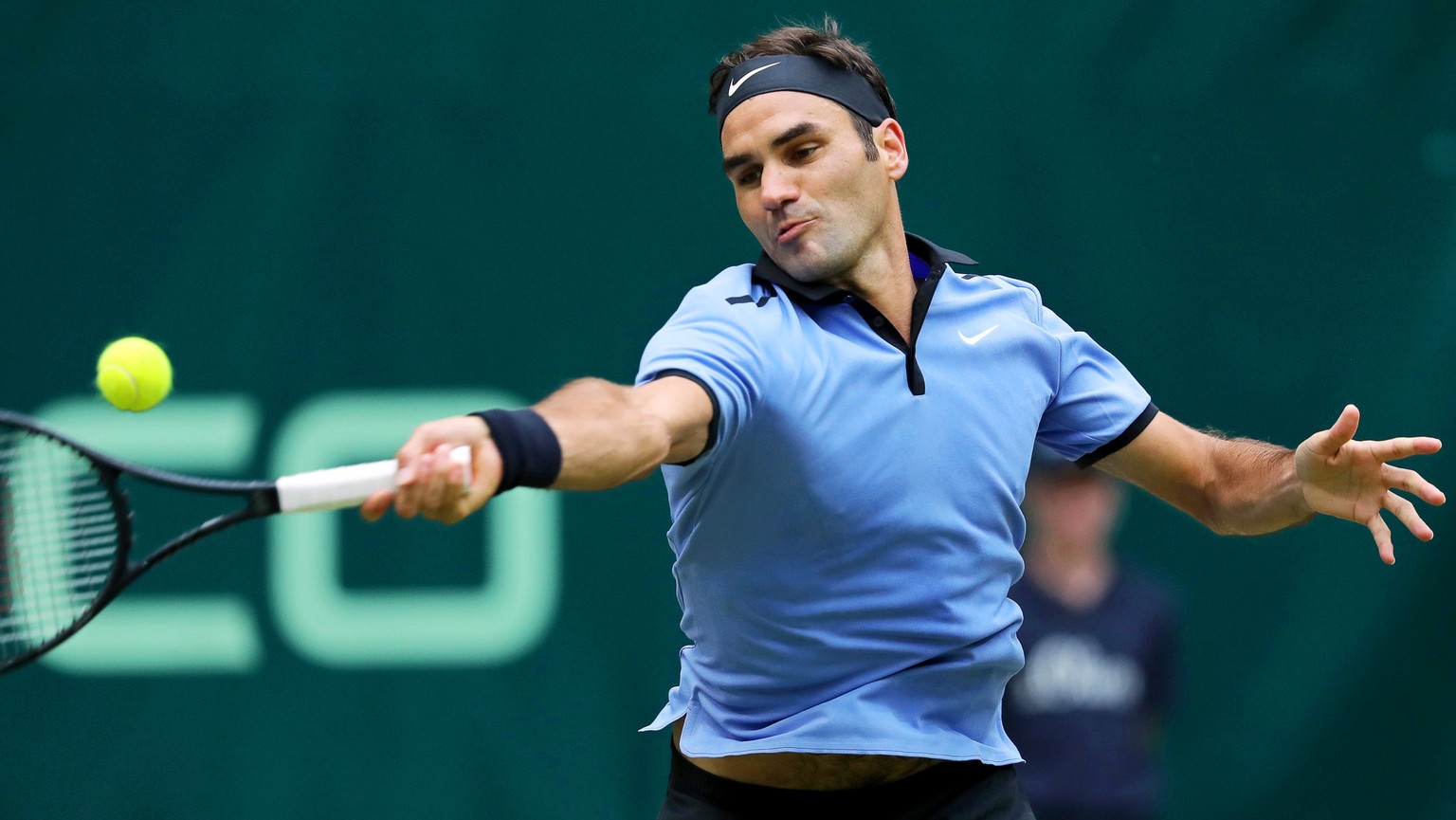 epa06047395 Roger Federer of Switzerland in action against Karen Khachanov of Russia during their semi final match of the ATP tennis tournament in Halle, Germany, 24 June 2017. EPA/TYLER LARKIN