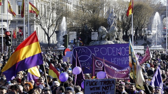 Anhänger der Podemos demonstrieren farbig in Madrid.&nbsp;