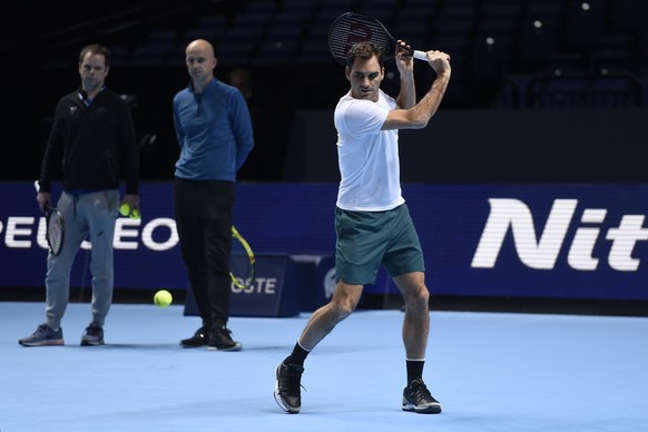 epa06329065 Roger Federer of Switzerland warms up ahead of his Men&#039;s singles match against Alexander Zverev of Germany at the ATP World Tour Finals tennis tournament in London, Britain, 14 Novemb ...