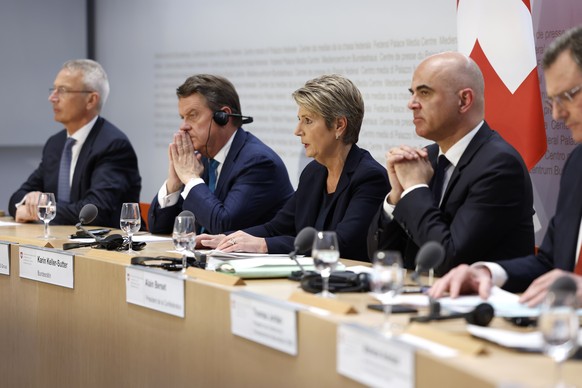 Swiss Finance Minister Karin Keller-Sutter, center, speaks beside Axel Lehmann, Chairman Credit Suisse, Colm Kelleher, Chairman UBS, Swiss Federal President Alain Berset, and Thomas J. Jordan, Chairma ...