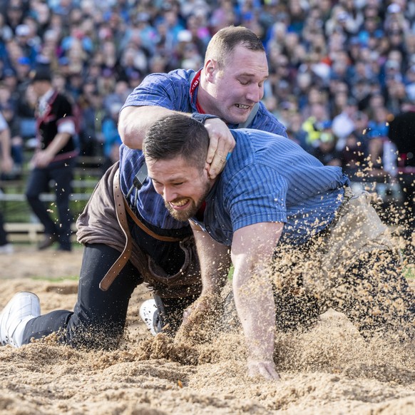 Joel Wicki, hinten, und Fabian Staudenmann, vorne, im 1. Gang beim 104. Ob- und Nidwaldner Kantonal Schwingfest am Samstag, 18. Mai 2024 in Lungern. (KEYSTONE/Urs Flueeler19