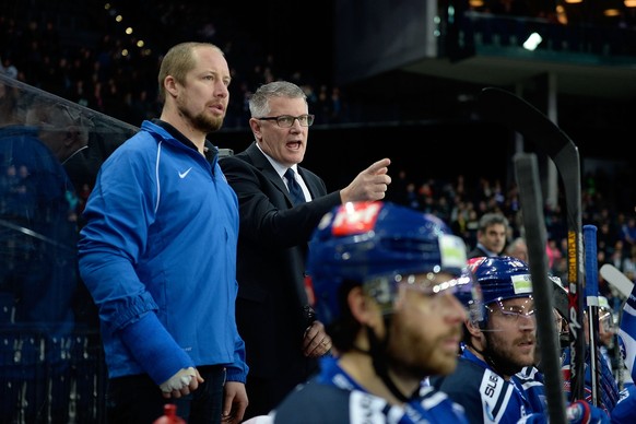 Der verletzte Matthias Seger übt sich an der Bande als Assistenztrainer.