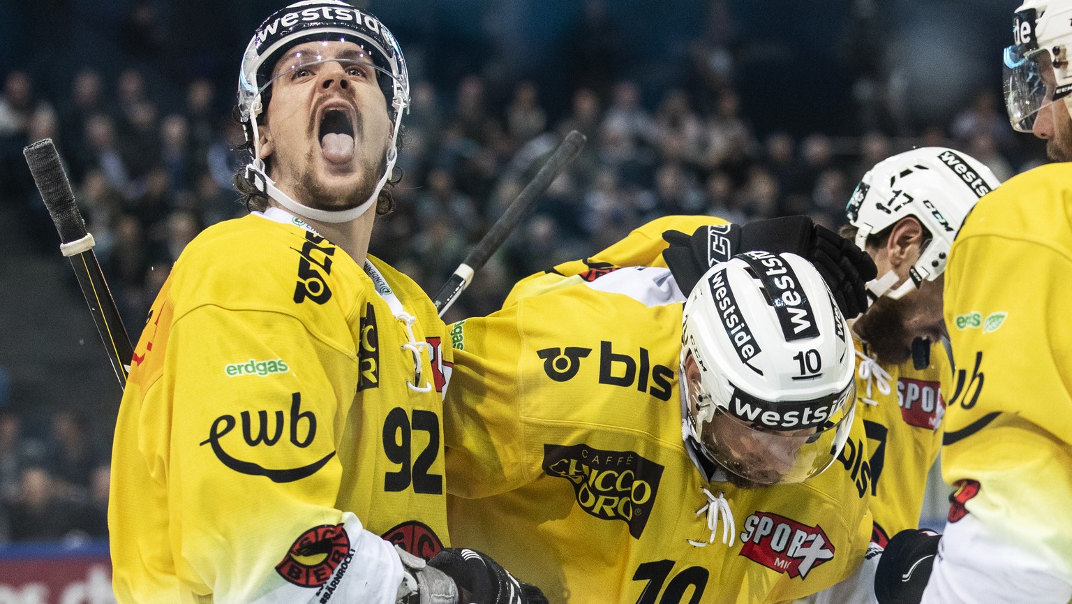 Jubel bei Berns Gaetan Haas, Berns Tristan Scherwey, Berns Zach Boychuck und Berns Jan Mursak, von links, nach dem Tor zum 0-1 im vierten Eishockey Playoff-Finalspiel der National League zwischen dem  ...