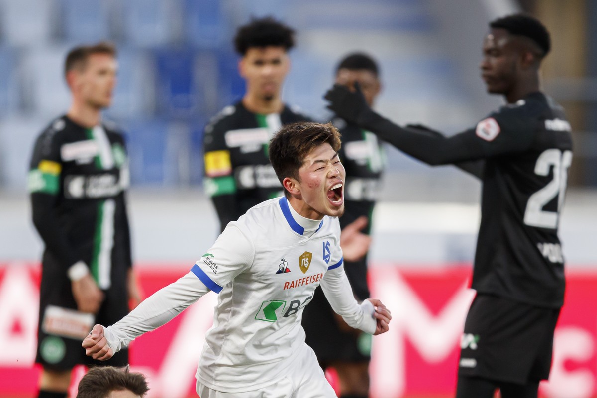 L'attaquant lausannois Toichi Suzuki celebre son but lors de la rencontre de football a huis clos de Super League entre FC Lausanne-Sport, LS, et le FC St. Gallen, FCSG, lors de la pandemie de Co ...