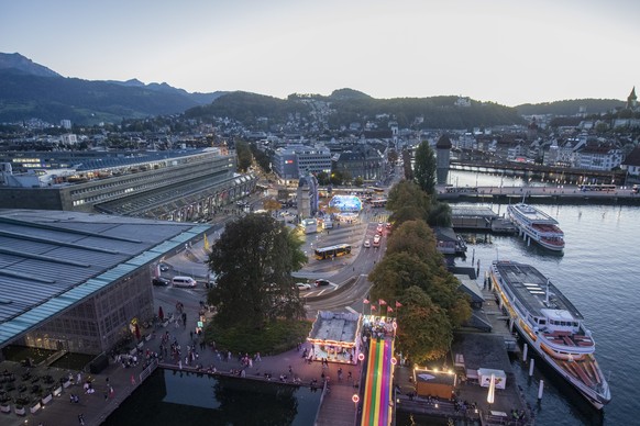 Die Aussicht vom Riesenrad ueber den Bahnhoflpatz mit dem Bahnhof und dem KKL im Abendlicht waehrend der Luzerner Maeaes am Mittwoch, 6. Oktober 2022 vor dem KKL in Luzern. (KEYSTONE/Urs Flueeler).