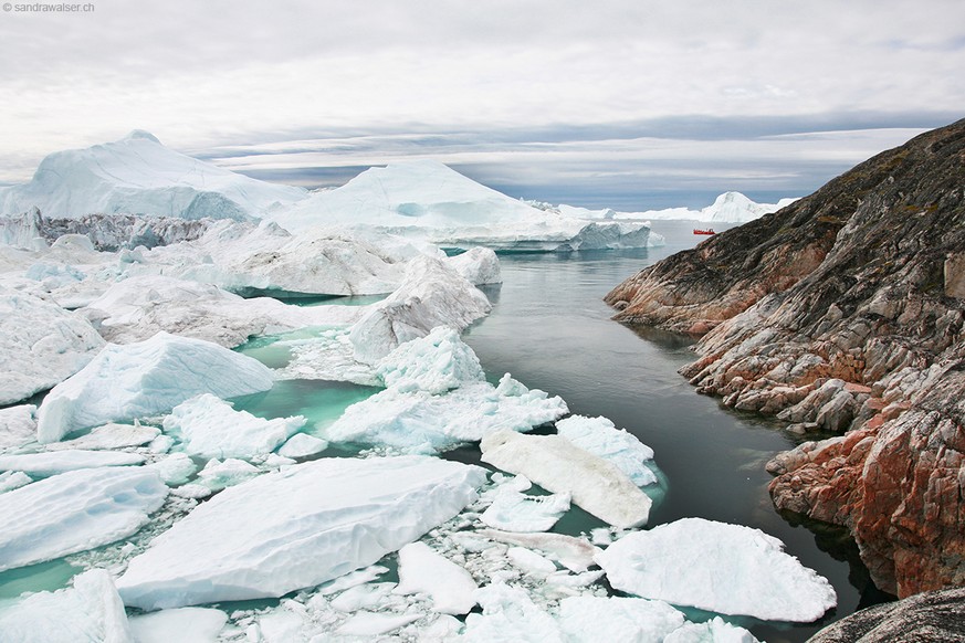 2008-07-25: Fischerboot im Eisfjord von Ilulissat, Grönland. Die im Fjord langsam vorbeiziehenden Eisberge stammen vom Ilulissat-Gletscher, dem aktivsten Gletscher der nördlichsten Hemisphäre. Er bewe ...