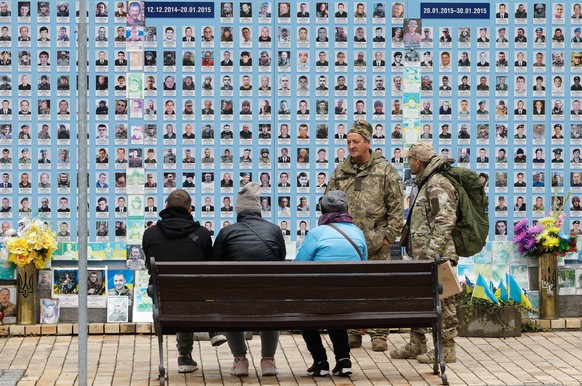 epaselect epa12504740 People react near a memorial wall for fallen Ukrainian servicemen in downtown Kyiv, Ukraine, 05 November 2025, amid the ongoing Russian invasion. EPA/SERGEY DOLZHENKO