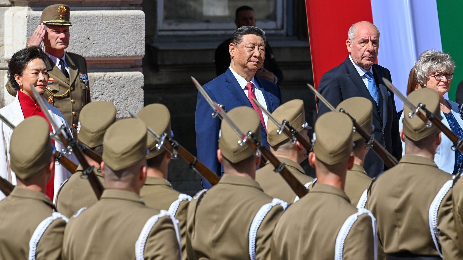 epaselect epa11328552 Hungarian President Tamas Sulyok (2-R) receives Chinese President Xi Jinping (C-L) with military honours in the Lion Court of the Buda Castle in Budapest, Hungary, 09 May 2024. E ...
