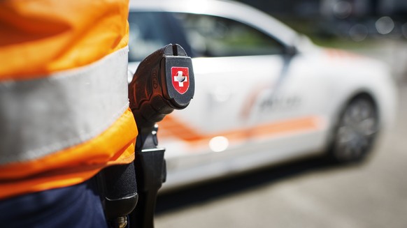 Eine Patrouille der Polizei Basel-Landschaft, bei der Fahrzeug und Fuehrerausweis-Ueberpruefung, aufgenommen am 24. April 2013. (KEYSTONE/Christian Beutler)