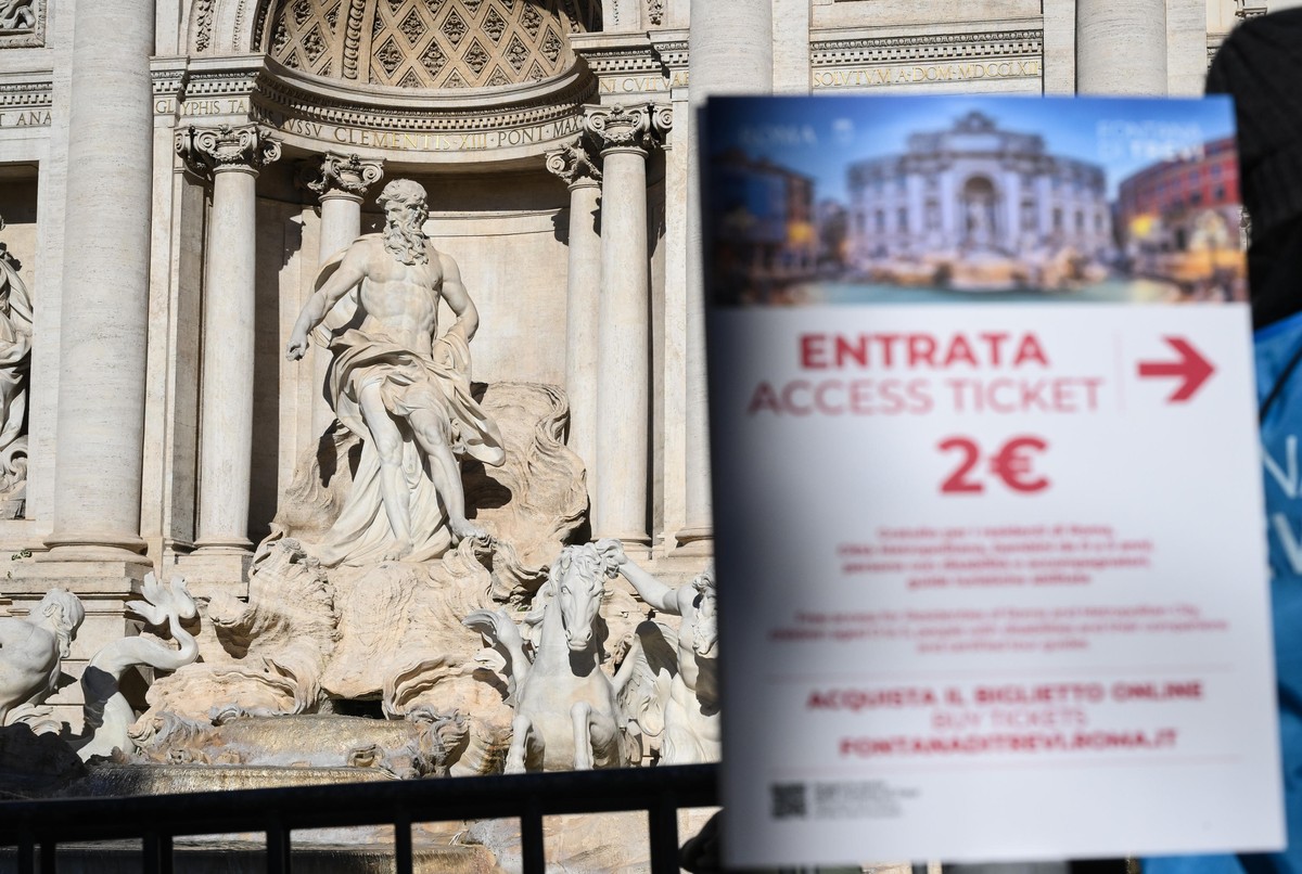 epa12700238 A sign informs about tickets to enter the Trevi Fountain basin on the first day of paid admission in Rome, Italy 02 February 2026. Starting 02 February, the city will charge tourists and n ...
