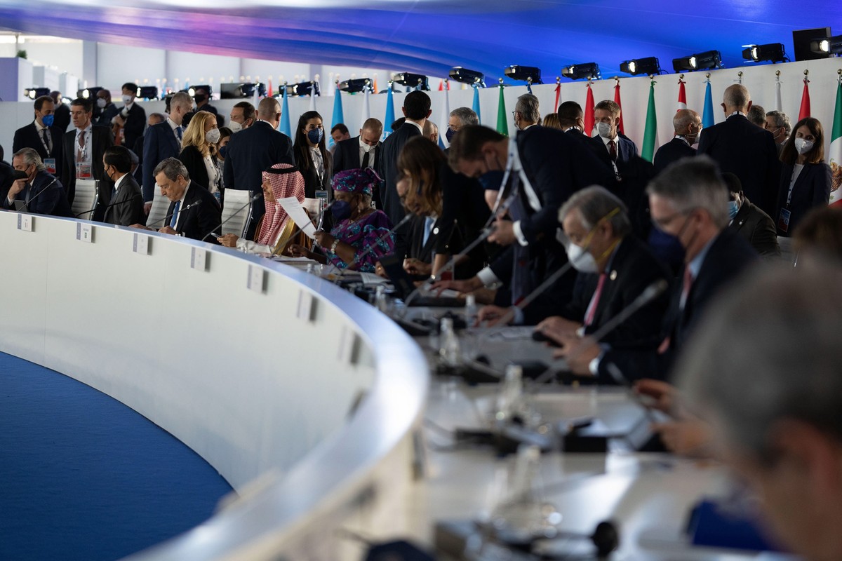 epa09555139 A handout photo made available by the Chigi Palace press office shows World leaders attending the G20 summit in Rome, Italy, 30 October 2021. G20 world leaders meet in Rome on 30 and 31 Oc ...