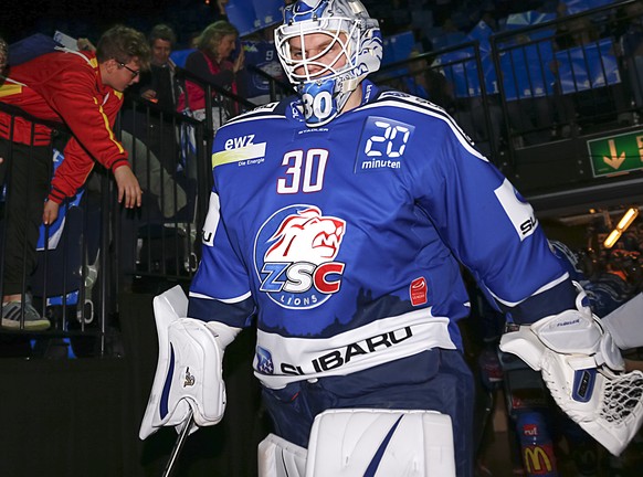 Die Fans begruessen den Zuercher Torhueter Lukas Flueeler vor dem Playoff-Finalspiel der National League A zwischen den ZSC Lions und dem HC Davos am Samstag, 11. April 2015, im Hallenstadion in Zueri ...