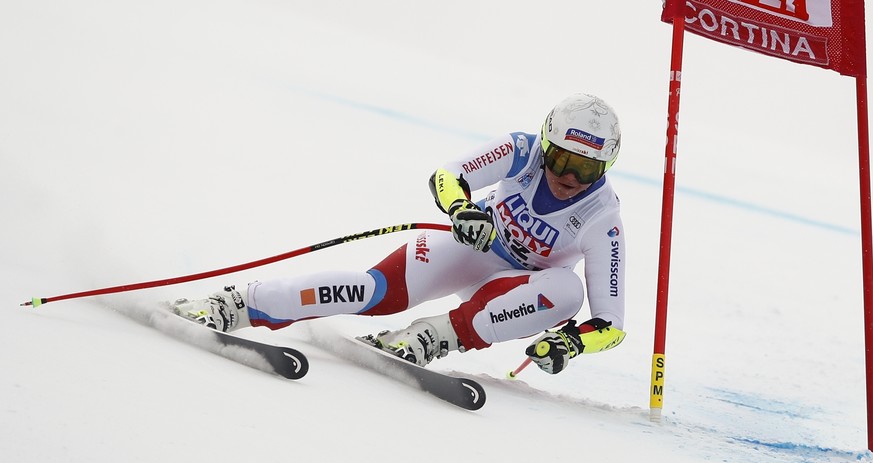 Switzerland&#039;s Corinne Suter speeds down the course during an alpine ski, women&#039;s World Cup super-G, in Cortina D&#039;Ampezzo, Italy, Sunday Jan. 21, 2018. (AP Photo/Gabriele Facciotti)