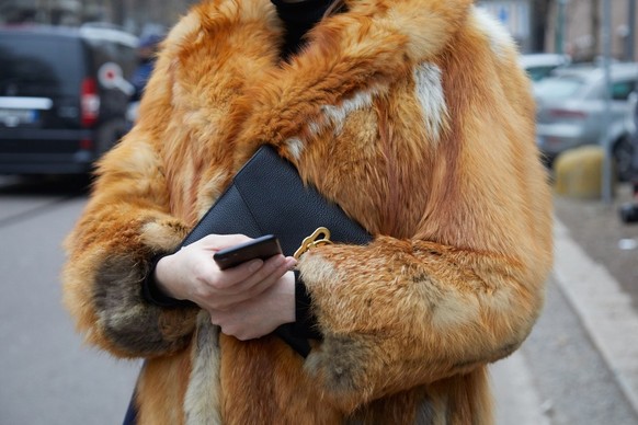 Eine Frau mit Pelzmantel an der Fashion Week in Mailand.