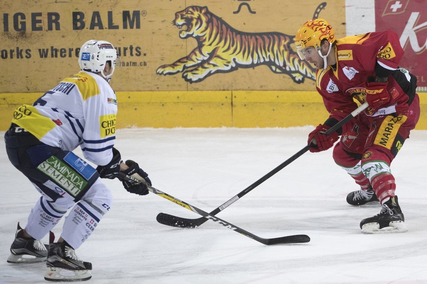 Langnaus Topscorer Chris DiDomenico, rechts, kaempft um den Puck gegen Ambris Marc Gautschi, links, waehrend dem Eishockey Meisterschaftsspiel der National League A zwischen den SCL Tigers und dem HC  ...