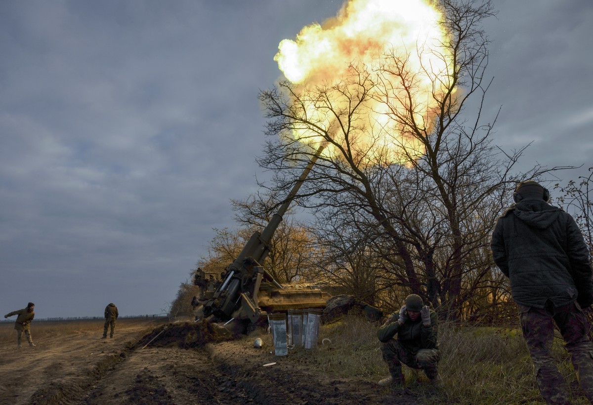 epa10296493 Ukrainian servicemen shoot from a self-propelled 203mm cannon 'Pion' on their position in Kherson area, Ukraine, 09 November 2022 amid the Russian invasion. Russian troops on 24  ...