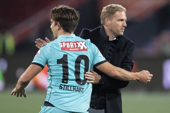 Thuns Basil Stillhart, links, und Trainer Marc Schneider feiern ihren Sieg im Fussball Meisterschaftsspiel der Super League zwischen Neuchatel Xamax FCS und dem FC Thun, am Samstag, 9. November 2019,  ...