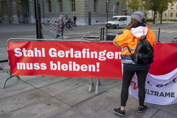 Mitarbeiter von Stahl Gerlafingen AG nehmen an einer Kundgebung teil, am Montag, 21. Oktober 2024, in Bern. Die zur italienischen Beltrame Group gehoerende Firma hat Entlassungen von 120 Mitarbeitende ...