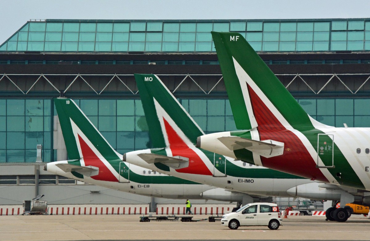 epa05928787 Italian airline 'Alitalia' planes are parked on the tarmac of Fiumicino's Leonardo da Vinci International airport, near Rome, 26 April 2017. Italian Prime Minister Paolo Gen ...