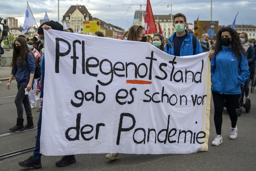 Gesundheitspersonal demonstriert in Basel, am Mittwoch, 12. Mai 2021. Am Tag der Pflege werden die Missstaende im Gesundheitswesen von zu wenig Personal, zu wenig Zeit und zu viel Druck bei zu tiefem  ...