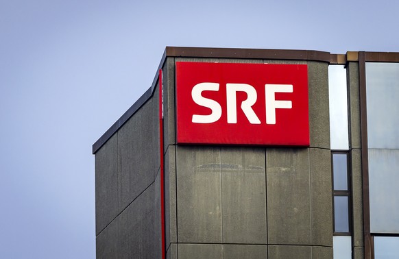 Das Logo des Schweizer Radios und Fernsehens SRF beim Fernsehstudio Leutschenbach, aufgenommen am Mittwoch, 5. Februar 2025 in Zuerich. (KEYSTONE/Michael Buholzer)
