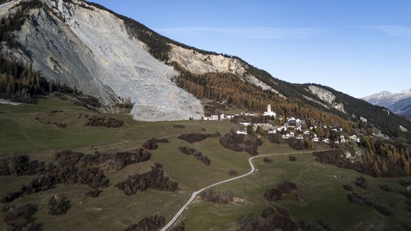 An overview of Brienz-Brinzauls, on Sunday, November 17, 2024, in Brienz-Brinzauls. On June 15, 2023, a stream of rock debris almost reached the village, which was evacuated at the time. Now another 1 ...