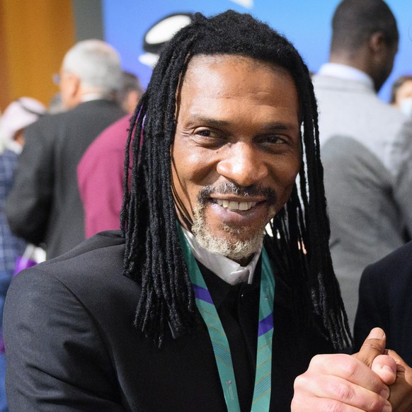 epa09864261 Switzerland&#039;s national soccer team head coach Murat Yakin (R) shakes hands with Cameroon&#039;s coach Rigobert Song (R) after the main draw of the FIFA World Cup 2022 at the Doha Exhi ...