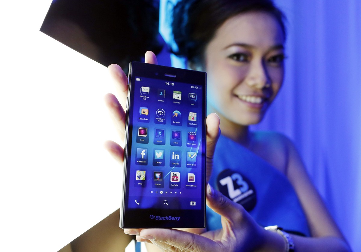epa04203433 An Indonesian model holds a BlackBerry Z3 during a launching ceremony of the smartphone in Jakarta, Indonesia, 13 May 2014. The new budget smartphone is called BlackBerry Z3 'Jakarta  ...